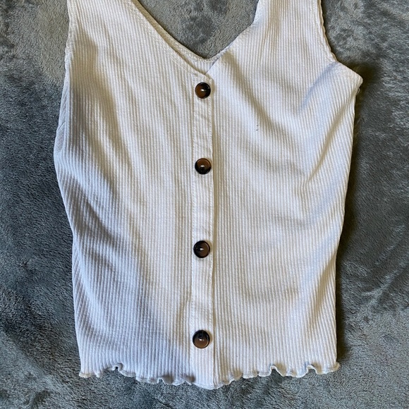 Cute cropped tee ! 🤍 - Picture 2 of 2